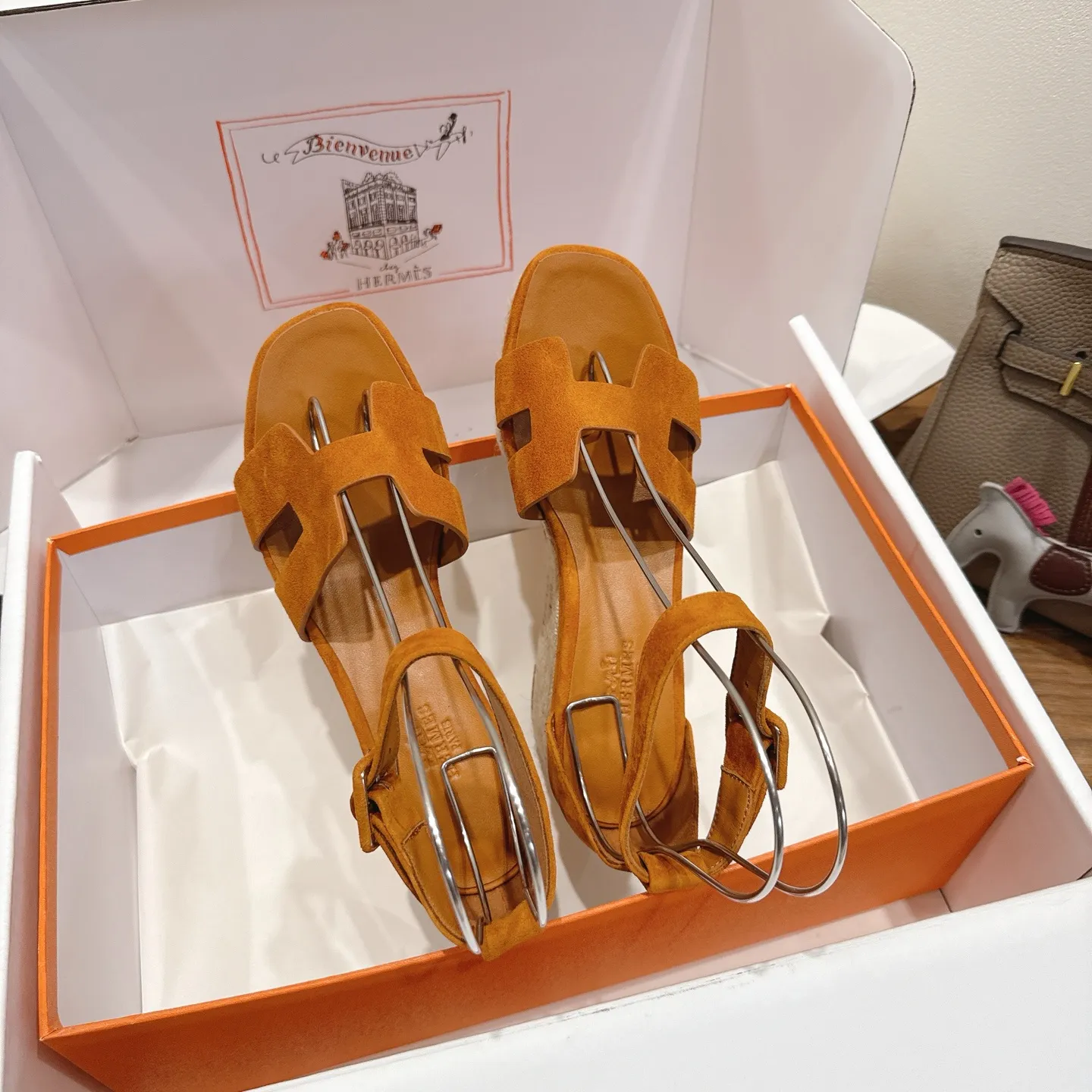 👟👟Ex-factory price 720👟👟 Hermes... a Eclair 2025 new color + popular series, the version is super positive, with a certain thickness, which makes the legs longer! Breathable, comfortable calfskin, spring and summer color matching, this item is both beautiful and comfortable! Channel supply code size: 35-39 can be ordered as 40.41 with airplane box ➕20